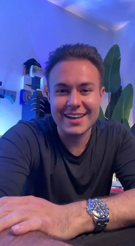 Kai, an eBay reseller, speaking to camera in a customer video review of Listofer