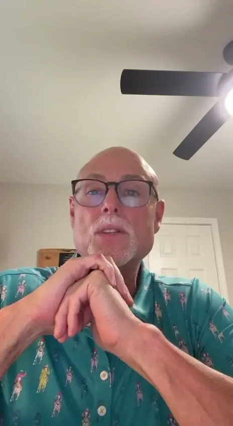Ron, an eBay pet supply reseller, speaking to camera in a customer video review of Listofer